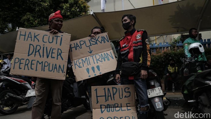 Driver ojol yang tergabung dalam Serikat Pekerja Angkutan Indonesia (SPAI) menggelar aksi depan kantor Kemnaker, Jakarta. Mereka menuntut pemberian THR.