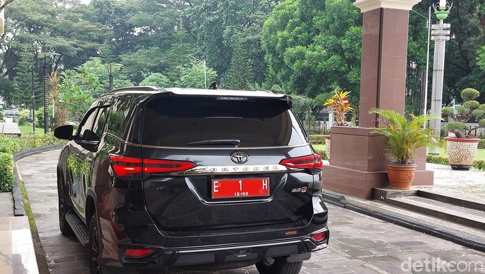 Mobil dinas Bupati Cirebon