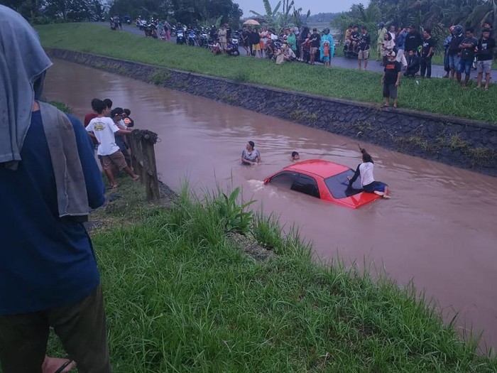 Mobil tercebur saluran irigasi Kalibawang di Kapanewon Girimulyo, Kulon Progo, Senin (17/2/2025) sore.