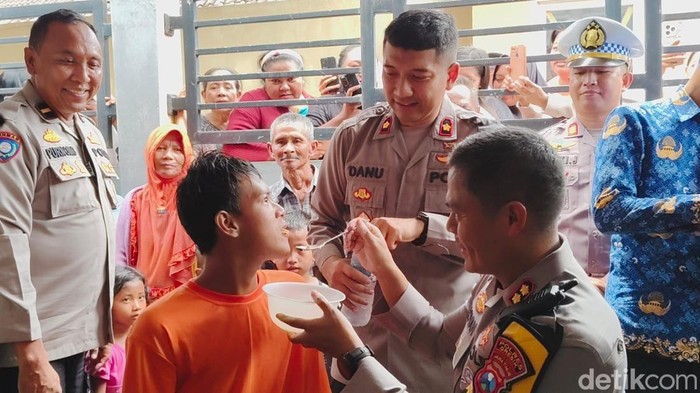 Momen Haru Kapolres Gresik Lepas Rantai Remaja yang Alami Gangguan Jiwa Usai Ibu Meninggal