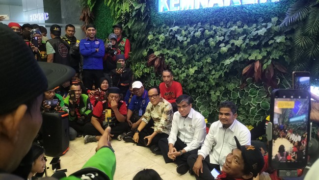 Aksi Tak Biasa Ojol Tuntut THR: Lesehan Bareng Menteri di Kemenaker