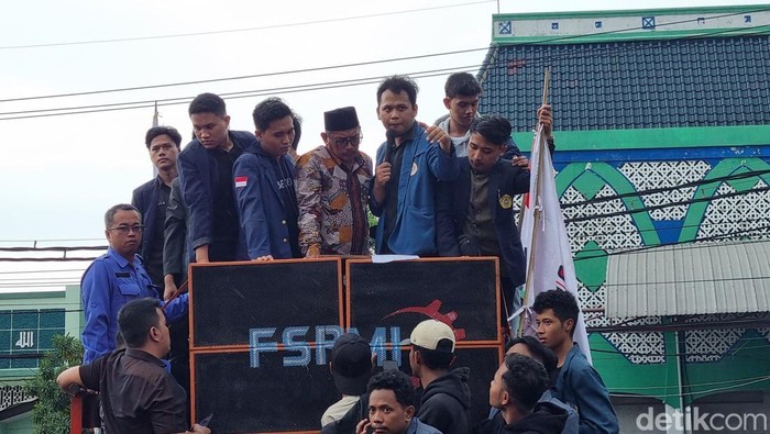 Musyafak Rouf saat diminta menelepon Sekretaris Kabinet Merah Putih, Mayor Teddy.