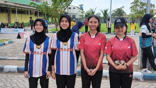 Ni Made Kirana Cahaya Lestari dan Kadek Nandinia Apsari (kanan) berhadapan dengan lawannya di babak final double putri kejuaraan petanque pelajar tingkat nasional, Minggu (16/2/2025). (Dok. FOPI Tabanan)