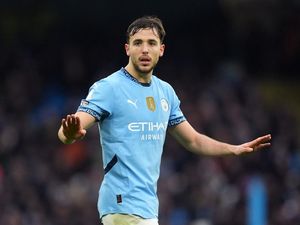 Newcastle United Incar Gelandang Man City