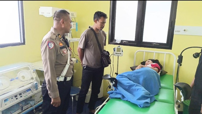 Petugas memberi pertolongan ke ibu hamil yang kesakitan saat operasi Keselamatan Semeru 2025 di Kota Kediri
