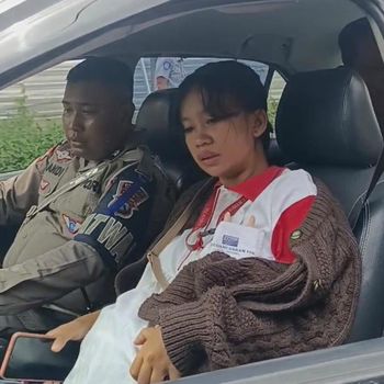 Petugas memberi pertolongan ke ibu hamil yang kesakitan saat operasi Keselamatan Semeru 2025 di Kota Kediri