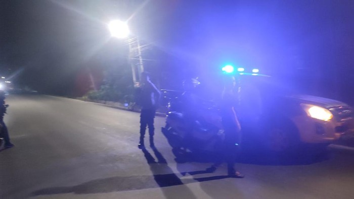 Dua mahasiswi berboncengan motor berinisial IAJ (22) dan ER (21) di Kota Palu, Sulawesi Tengah (Sulteng), jatuh ke dalam saluran air atau got usai ditendang 2 pria yang membegalnya.