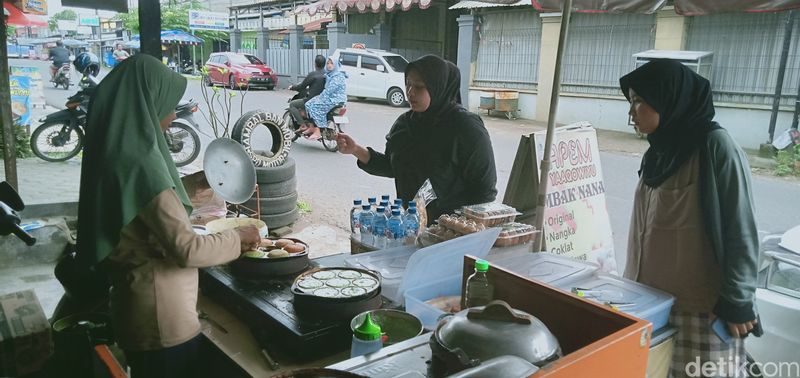 Pedagang apem di Jatinom, Klaten, panen pembeli saat musim sadranan, Senin (17/2/2025).