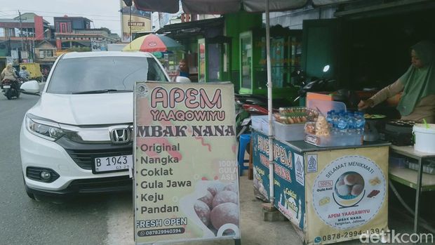 Pedagang apem di Jatinom, Klaten, panen pembeli saat musim sadranan, Senin (17/2/2025).