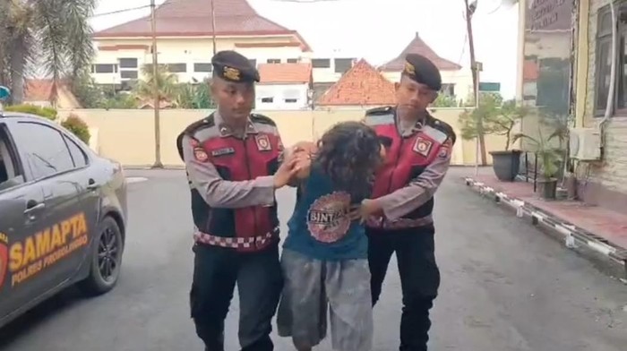 Pelaku pembobol TK di Probolinggo saat dikeler ke kantor polisi