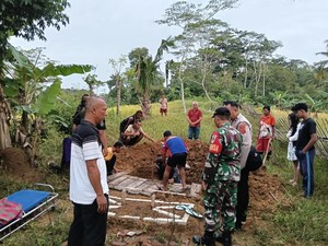Pilu Pemakaman Bocah 12 Tahun Tewas Tenggak Minuman Setan di Cianjur