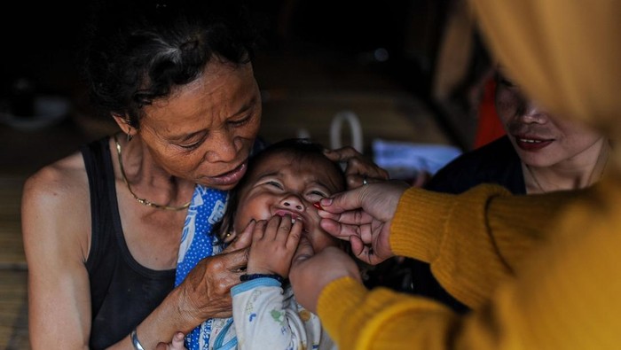 Bidan Puskesmas Cisimeut Rika Nopita memberikan vitamin A kepada anak Suku Badui di Kampung Pamoean, Lebak, Banten, Minggu (16/2/2025). Pemberian vitamin A dengan menyasar sebanyak 119 anak balita Suku Badui usia 6-59 bulan di empat perkampungan di pedalaman Badui tersebut dilakukan guna memenuhi kebutuhan gizi anak sekaligus menangani permasalahan kesehatan mata, dan memberikan kekebalan imun tubuh bagi anak pedalaman. ANTARA FOTO/Muhammad Bagus Khoirunas/Spt.