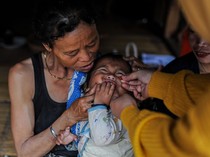 Perjuangan Bidan Puskesmas Beri Vitamin A kepada Anak Suku Badui