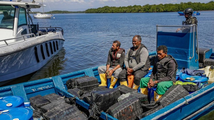 Police investigators examine bundles of cocaine seized as part of high seas drug seizures by the Salvadoran Naval Force and are displayed in a military base in San Luis La Herradura, El Salvador, February 14, 2025. Secretaria de Prensa de la Presidencia/Handout via REUTERS ATTENTION EDITORS - THIS IMAGE HAS BEEN SUPPLIED BY A THIRD PARTY. NO RESALES. NO ARCHIVES