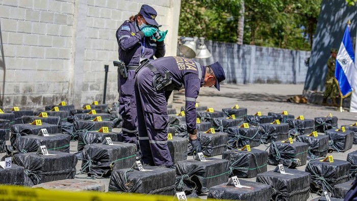 Penampakan 1,7 Ton Kokain yang Disita Pihak Berwenang El Salvador Police investigators examine bundles of cocaine seized as part of high seas drug seizures by the Salvadoran Naval Force and are displayed in a military base in San Luis La Herradura, El Salvador, February 14, 2025. Secretaria de Prensa de la Presidencia/Handout via REUTERS ATTENTION EDITORS - THIS IMAGE HAS BEEN SUPPLIED BY A THIRD PARTY. NO RESALES. NO ARCHIVES