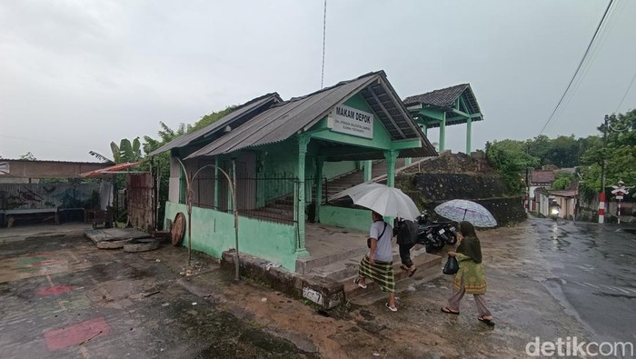 Penampakan gerbang Makam Depok di Perumahan Jatisawit Asri, Balecatur, Gamping, Sleman yang sempat menjadi rumah tawon, Senin (17/2/2025).
