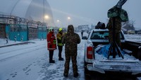 Tentara Ukraina menggunakan lampu sorot saat tim penyelamat bekerja di struktur New Safe Confinement (NSC), yang menutupi sarkofagus lama yang membatasi sisa-sisa reaktor keempat yang rusak.