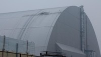 Tim penyelamat bekerja di struktur New Safe Confinement (NSC), yang menutupi sarkofagus lama yang membatasi sisa-sisa reaktor keempat yang rusak.