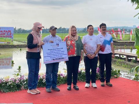 Penanaman benih padi biosalin oleh Kelompok Tani Sumber Rejeki Mangunharjo, Kecamatan Tugu, Kota Semarang. Diunggah Senin (17/2/2025).