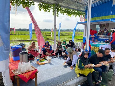 Penanaman benih padi biosalin oleh Kelompok Tani Sumber Rejeki Mangunharjo, Kecamatan Tugu, Kota Semarang. Diunggah Senin (17/2/2025).