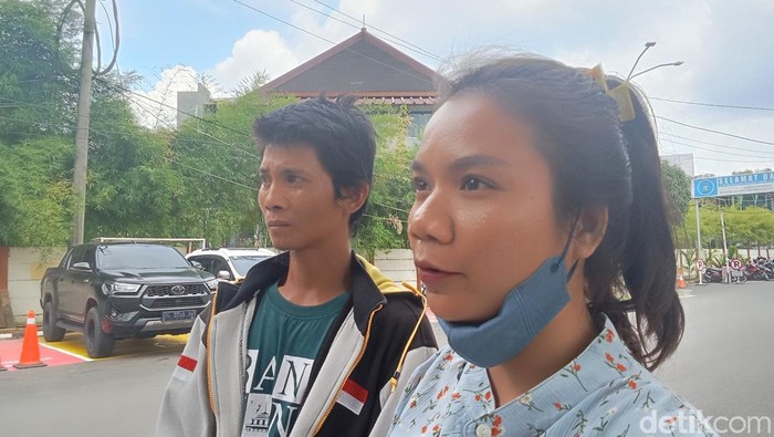 Pencari barang bekas tunawicara di Palembang ditusuk rekan kerja, keluarga lapor polisi.