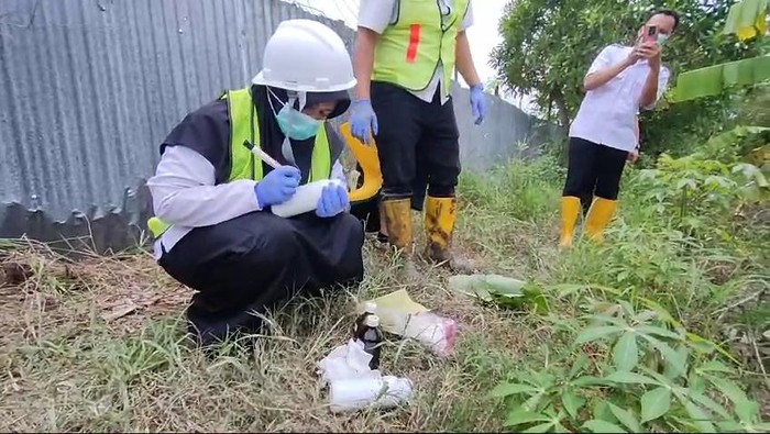 Petugas DLH dan polisi mengambil sampel air irigasi yang diduga tercemar limbah pengeboran Pertamina EP Bojonegoro