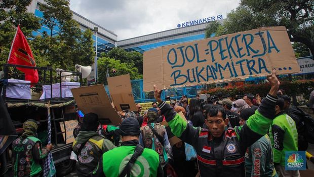 Pengemudi ojek online (ojol) melakukan unjuk rasa di depan gedung Kementerian Ketenagakerjaan (Kemnaker), Jakarta, Senin (17/2/2025). (detikai.com/Faisal Rahman)