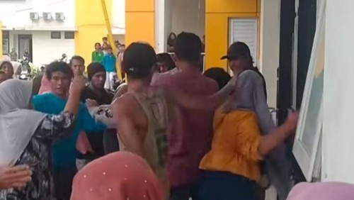 Pengeroyokan F, penjual kopi di RSUD Bima, NTB, Senin, (17/2/2025). (Istimewa)