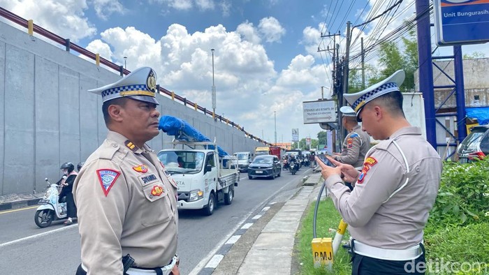 Pertigaan Bawah Layang Waru Dilakukan Rekayasa Lalin Kurangi Kemacetan