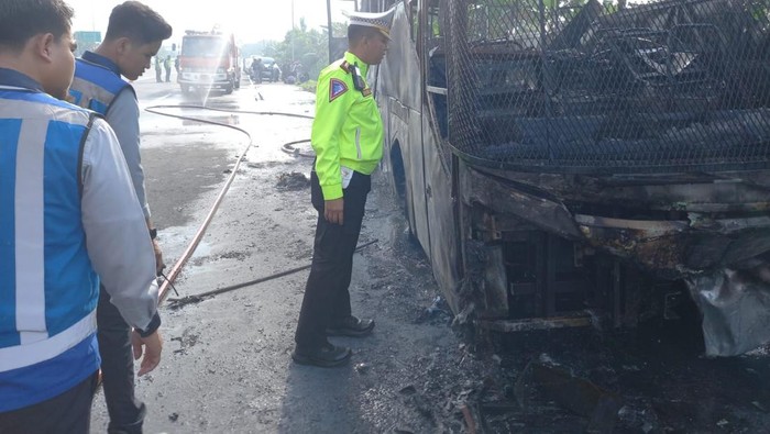 Petugas kepolisian saat olah TKP.