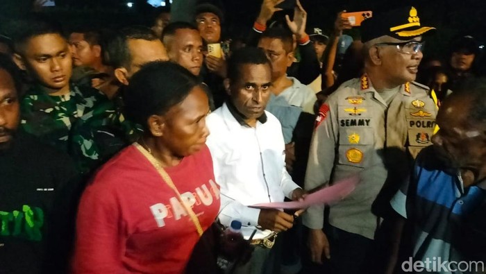 Pihak keluarga Abner Karet menemui masa yang melakukan blokade jalan Sorong-Klamono.