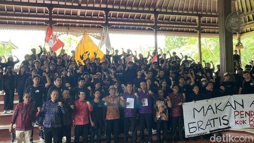 Pimpinan DPRD Bali saat menemui massa Aliansi Bali Tidak Diam di wantilan DPRD Bali, Denpasar, Senin (17/2/2025). (Foto: Rizki Setyo/detikBali)