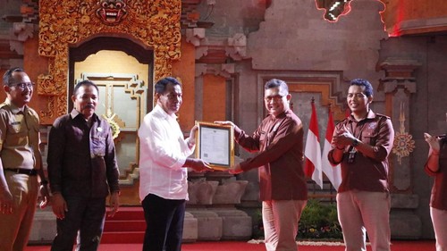 Pj Bupati Buleleng, Ketut Lihadnyana, saat menerima Persetujuan Teknis NIP Bagi Calon PPPK Tahap I di Pemkab Buleleng, Senin (17/2/2025). (Wijaya Kusuma/detikBali)