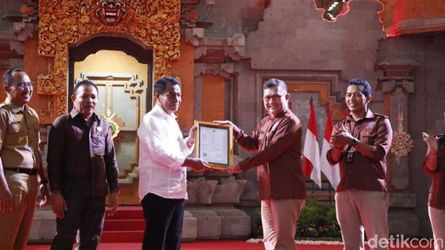 Pj Bupati Buleleng Ketut Lihadnyana saat menyerahkan Persetujuan Teknis NIP kepada Calon PPPK Tahap I di Pemkab Buleleng, Senin (17/2/2025).