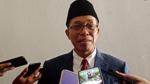 Pj Bupati Lombok Timur, Muhammad Juaini Taofik, saat ditemui wartawan seusai sidang paripurna DPRD setempat,  Senin (17/2/2025). (Sanusi Ardi/detikBali)