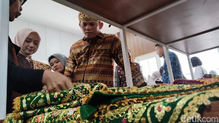 Pj Walkot Palembang, Cheka Virgowansyah meninjau galeri hasil kerajinan masyrakat di Rumah Dinas Wali Kota