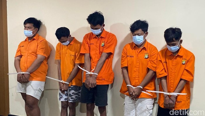 Polda Metro Jaya menghadirkan 5 tersangka perampokan sadis yang menewaskan nenek Bimih (72) di Cabangbungin, Bekasi.