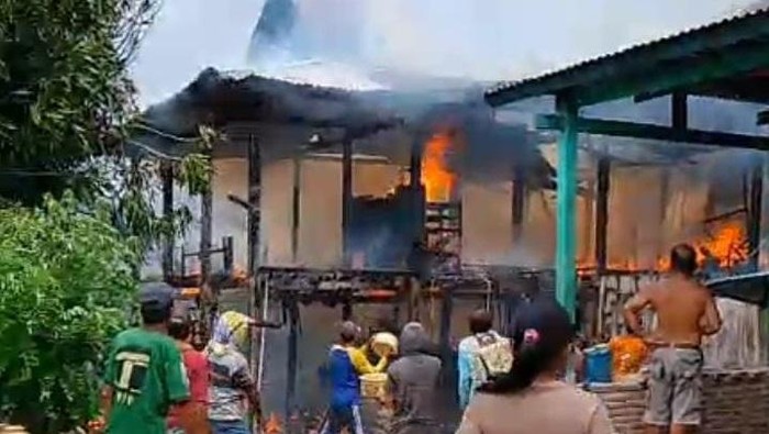 Dua rumah warga di Kabupaten Polewali Mandar (Polman), Sulawesi Barat (Sulbar) hangus terbakar diduga karena arus pendek listrik.