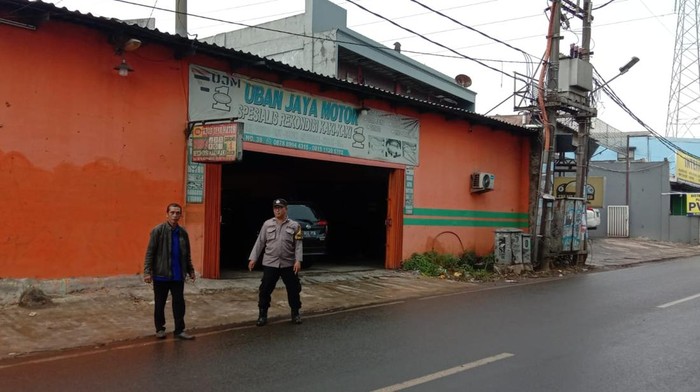 Polisi cek TKP penjambretan yang menewaskan emak-emak di Jalan Maruga Raya, Ciputat, Tangsel pada Sabtu (15/2/2025) pagi.