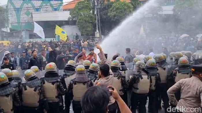 Polisi kerahkan water canon bubarkan demo mahasiswa di DPRD Jatim