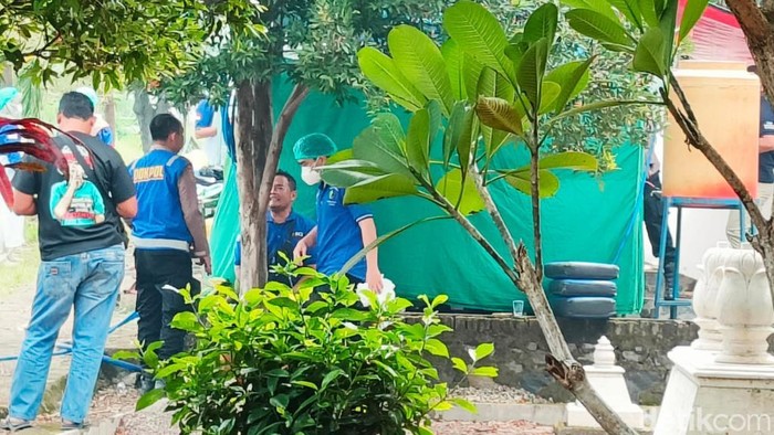 Polisi melakukan ekshumasi terhadap jenazah Mustakim, penjaga vila yang diduga dibunuh temannya.