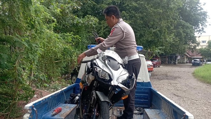 Polisi mengamankan motor yang terlibat tabrakan di Jalan Boulevard Makassar.