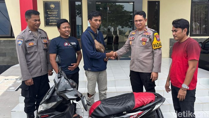 Polisi mengembalikan motor korban yang dicuri
