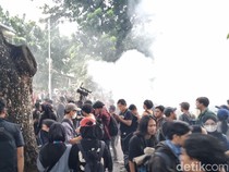 Video: Polisi Imbau Demo Indonesia Gelap Bubar, Massa Lempar Botol
