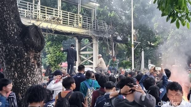 Polisi mengimbau massa BEM SI dalam demo 'Indonesia Gelap' untuk membubarkan diri. Massa bertahan dan melempar botol air mineral ke arah petugas. (Taufiq S/detikcom)