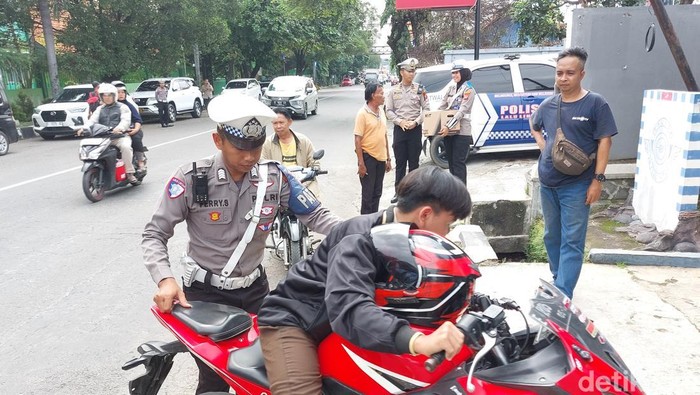 Polisi saat menindak pelanggar lalin di Cirebon