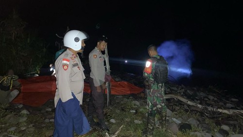 Polisi, TNI, hingga nelayan mencari petani yang hilang terseret ombak saat menjala ikan di Pantai Roda, Desa Watu Waja, Lembor Selatan, Manggarai Barat,  NTT. (Foto: Dok. Istimewa)