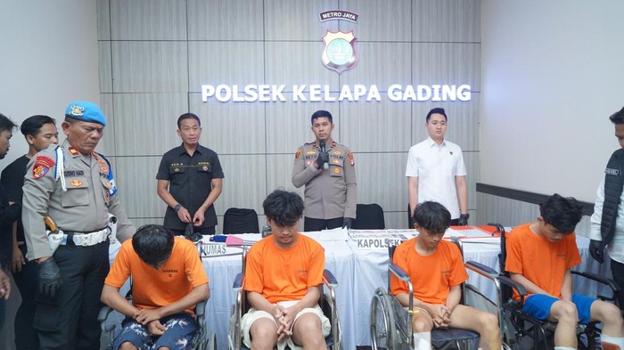 Polsek Kelapa Gading menangkap komplotan begal sadis yang menodong korban pakai celurit di flover Pegangsaan Dua.