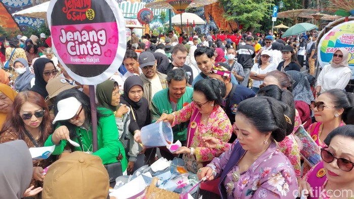Potret masyarakat kota Solo yang memadati festival jenang di HUT Kota Solo ke-280 tahun, Senin (17/2/2025) .