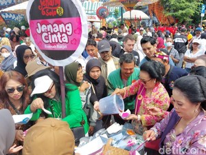 Antusiasnya Warga Berburu Jenang di HUT ke-280 Kota Solo